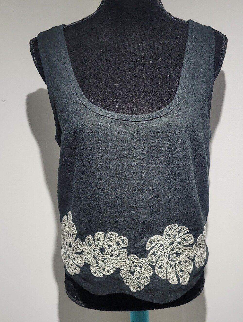 Banana Republic Women's Linen-Blend Scoop Neck Leaf Embroidery Top Small Black